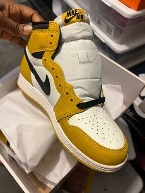 Air Jordan 1 retro OG high Yellow- new never worn comes with original box